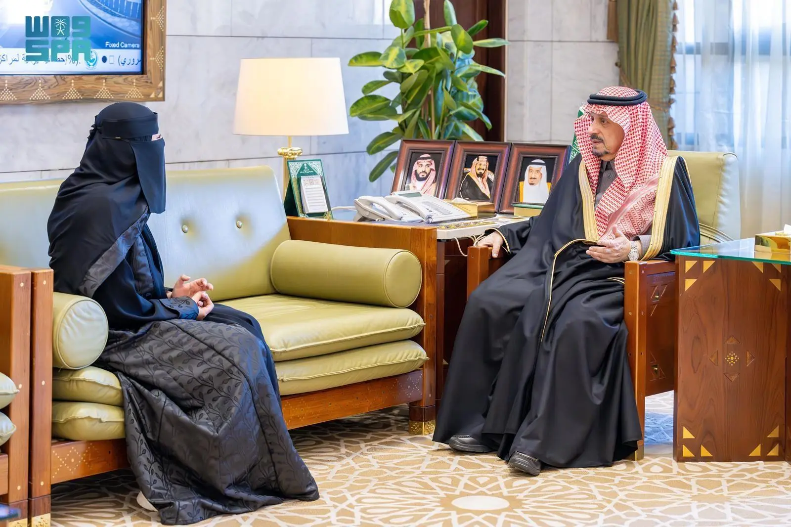 أمير الرياض يحتفي بالطالبة لمى السهلي تقديراً لإنجازها الأكاديمي وحصولها على الماجستير