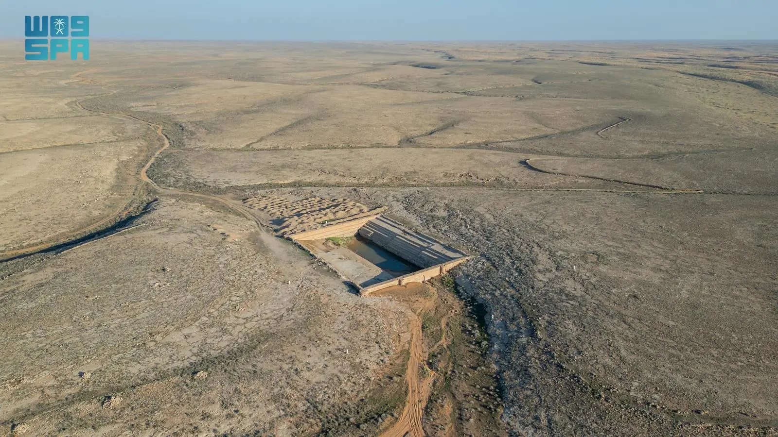 بركة العشار: معلم معماري أثري مهيب يكشف كنوز درب زبيدة في قلب النفود العظيم