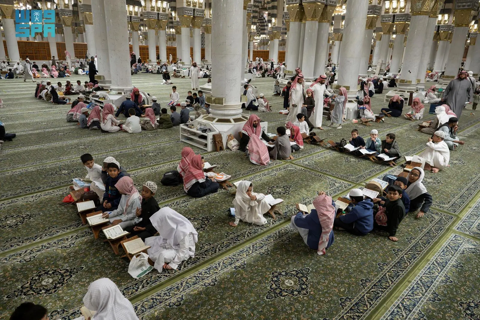تغطية واسعة: أكثر من 940 ألف طالب وطالبة يستفيدون من التعليم عن بُعد ضمن حلقات المسجد النبوي