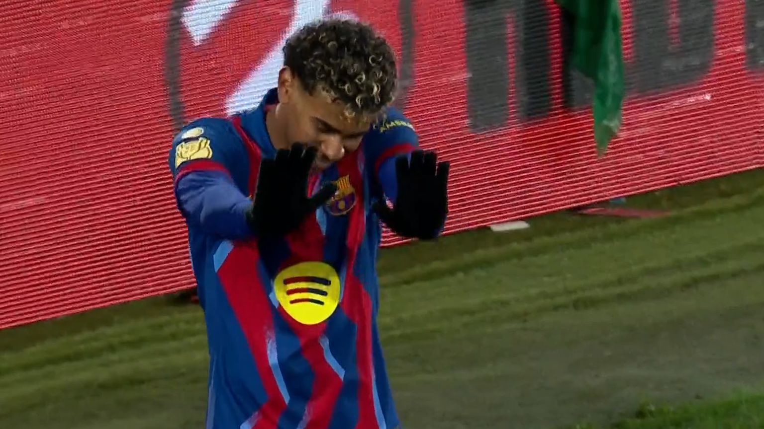 السر وراء اعتذار لامين يامال بدلًا من الاحتفال بهدفه الحاسم ضد راسينج