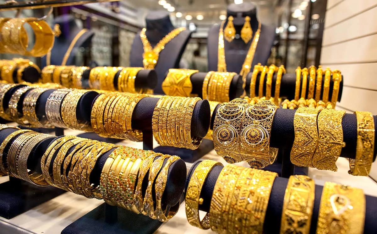 الذهب يقفز فوق 5300 دولار وسط تراجع الدولار وتصاعد المخاوف العالمية