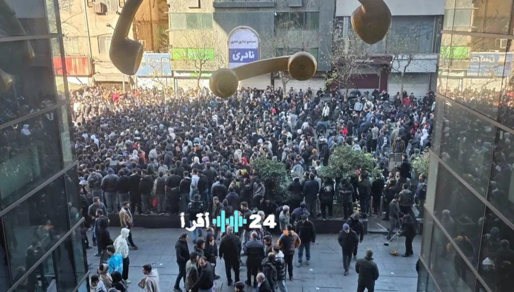 البازار يطلق شرارة نقدية تتصاعد لموجة شعبية عارمة تتخطى الخطوط الحمراء