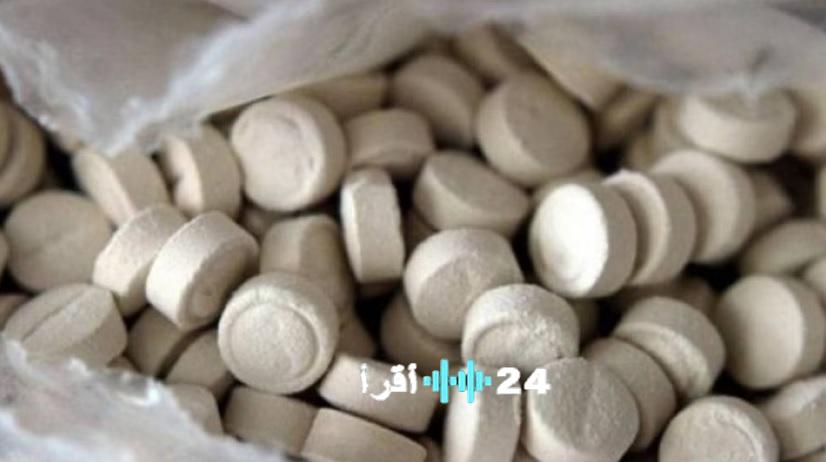 <p><strong>القبض على مهرب وبحوزته 14,947 قرصًا من المواد المنظمة</strong></p>