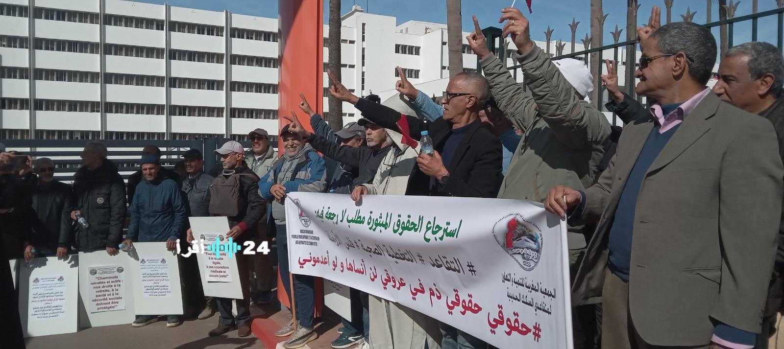 احتجاج متقاعدي السكك الحديدية على الزيادة الضئيلة في معاشاتهم التقاعدية