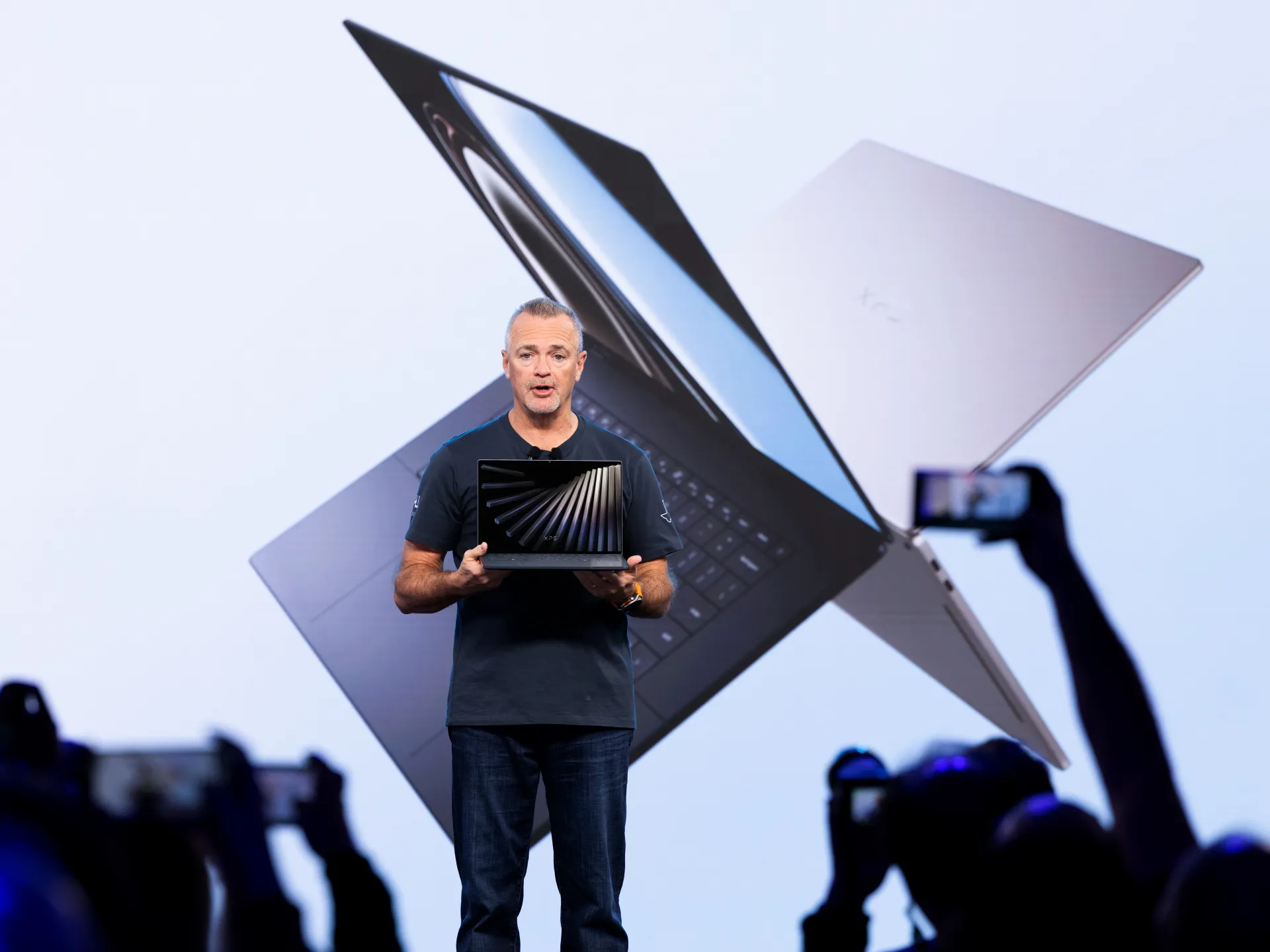 «العملاق التقني في مأزق: هل تجاهل نبض الشارع الرقمي؟» كشف صادم: المستخدمون يعزفون عن تبني حواسيب الذكاء الاصطناعي الجديدة