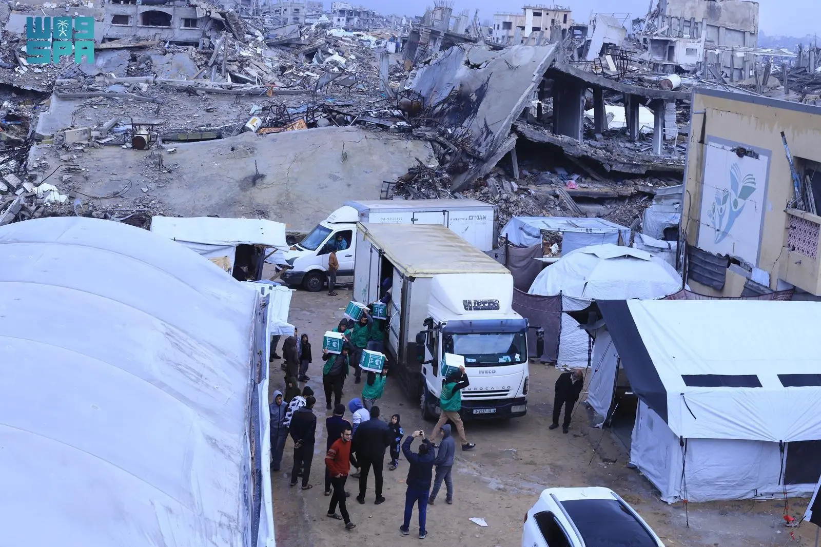 سلمان للإغاثة تقدم مساعدات غذائية للأسر في مخيم جباليا المدمر شمال قطاع غزة