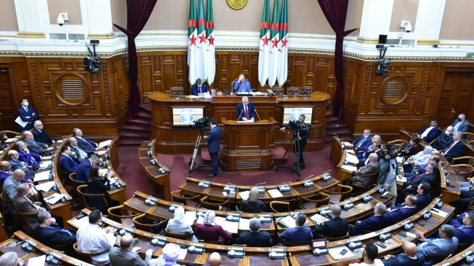 النظام الجزائري يوقف المصادقة على مقترح تجريم الاستعمار الفرنسي ويُدخل القرار في مرحلة المراجعة