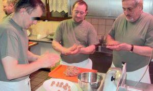 لقاءات مسائية للرجال لتبادل فنون الطهي وأسرار الوصفات