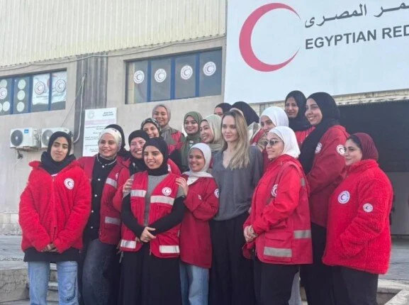 أنجلينا جولي تقوم بزيارة الهلال الأحمر المصري في العريش وتساهم في تعبئة مساعدات غزة