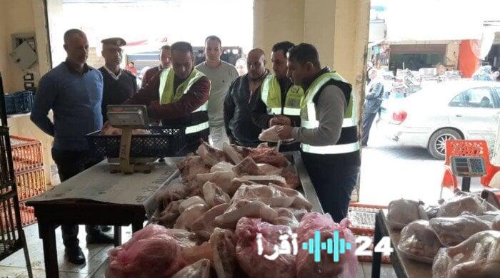 ضبط 375 كيلو من الدواجن مجهولة المصدر ومنتجات غذائية منتهية الصلاحية خلال حملة سلامة الغذاء في محافظة البحيرة