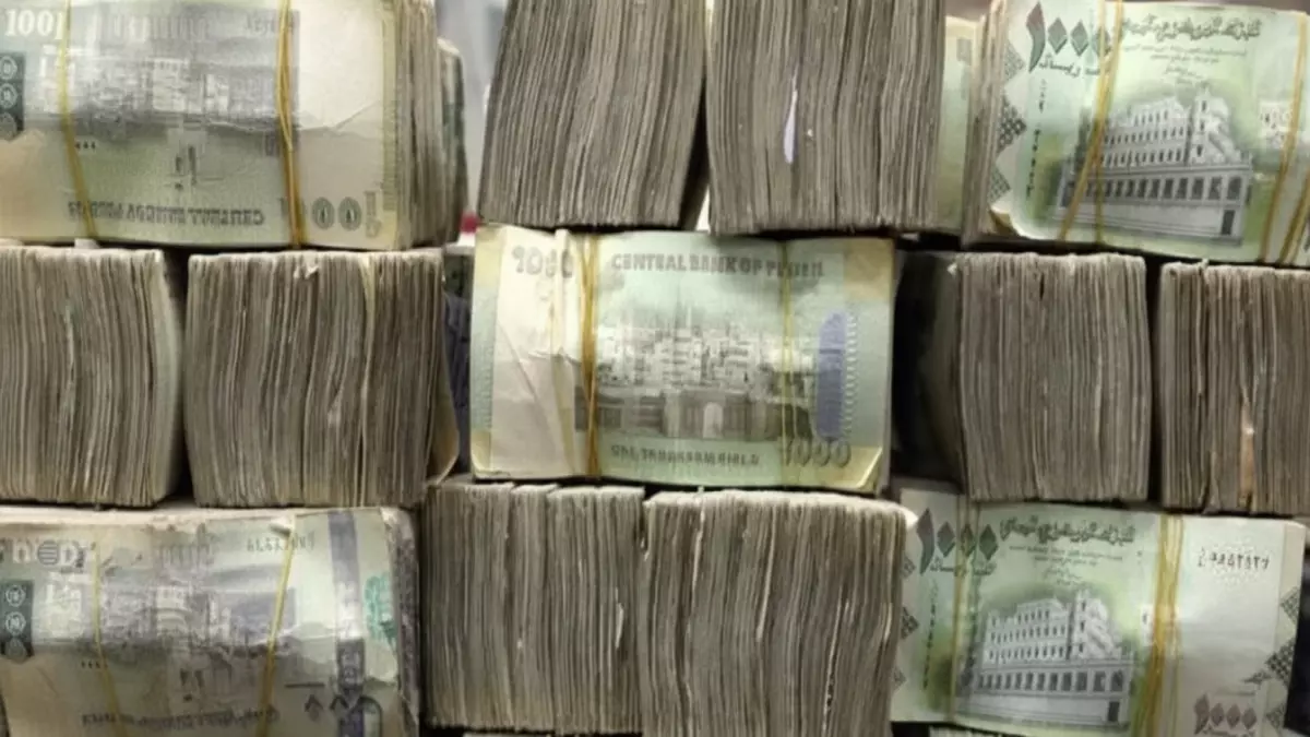 فجوة هائلة في أسعار صرف الريال اليمني بين عدن وصنعاء حيث بلغ سعر الدولار 1633 ريالًا في عدن و540 ريالًا في صنعاء