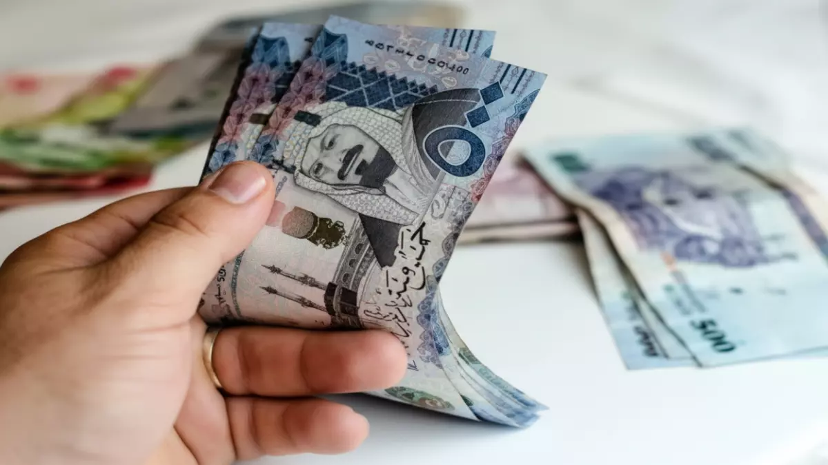 «ارتفاع غير مسبوق في أسعار العملات مقابل الريال اليوم»  الدولار يذهل الأسواق والدينار الكويتي يحطم القيود!