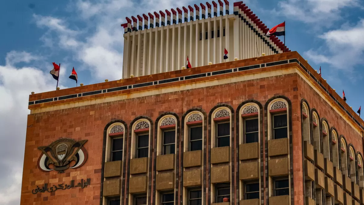 «تثبيت أسعار الصرف في اليمن خطوة نحو الاستقرار» البنك المركزي اليمني يحدد سعر الدولار بـ530 ريال مع فرض غرامات على التجاوزات