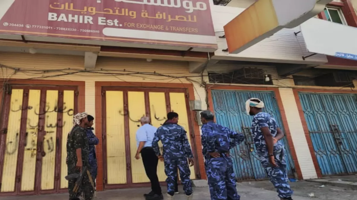 «السعودية تسجل ضربة قوية للإمارات في اليمن بإغلاق شركات الزبيدي وضخ 20 ألف ريال»