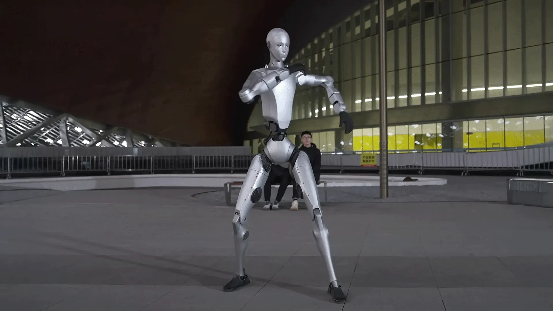 «عندما تتلاشى الخطوط الفاصلة بين الآلة والإنسان في قلب المعركة..» ثورة روبوتية: الصين تكشف عن مقاتل آلي بوجه بشري يحاكي القدرات القتالية للإنسان بدقة مذهلة