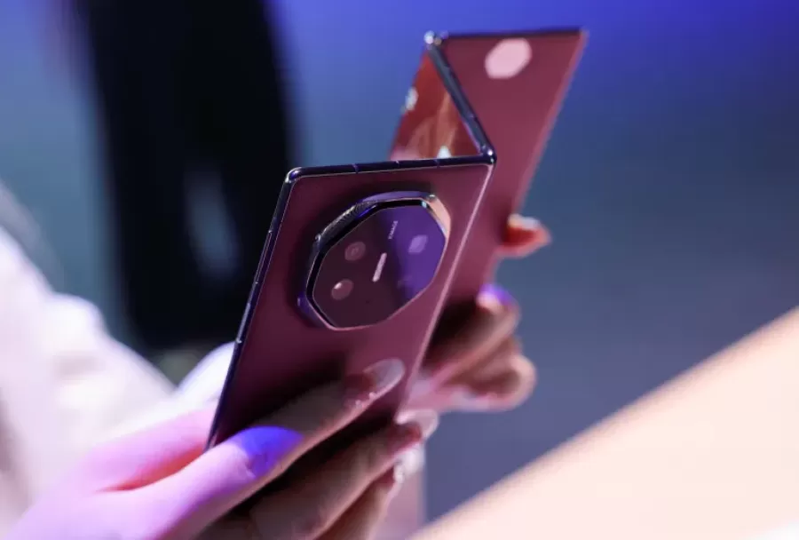 الهواتف ثلاثية الطي جدل الرفاهية ومستقبل الصناعة