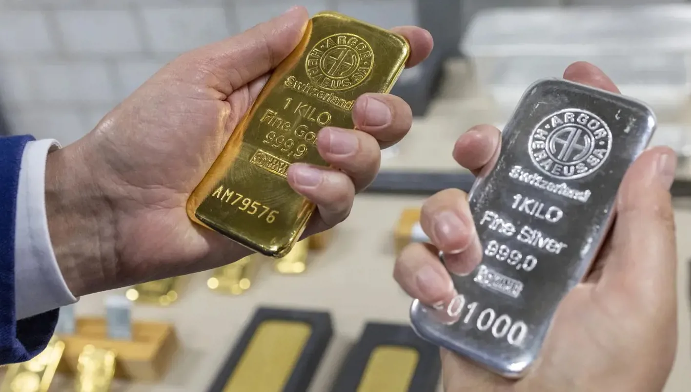 الذهب والفضة يهويان تحت وطأة ضغوط بيعية عقب قمة تاريخية