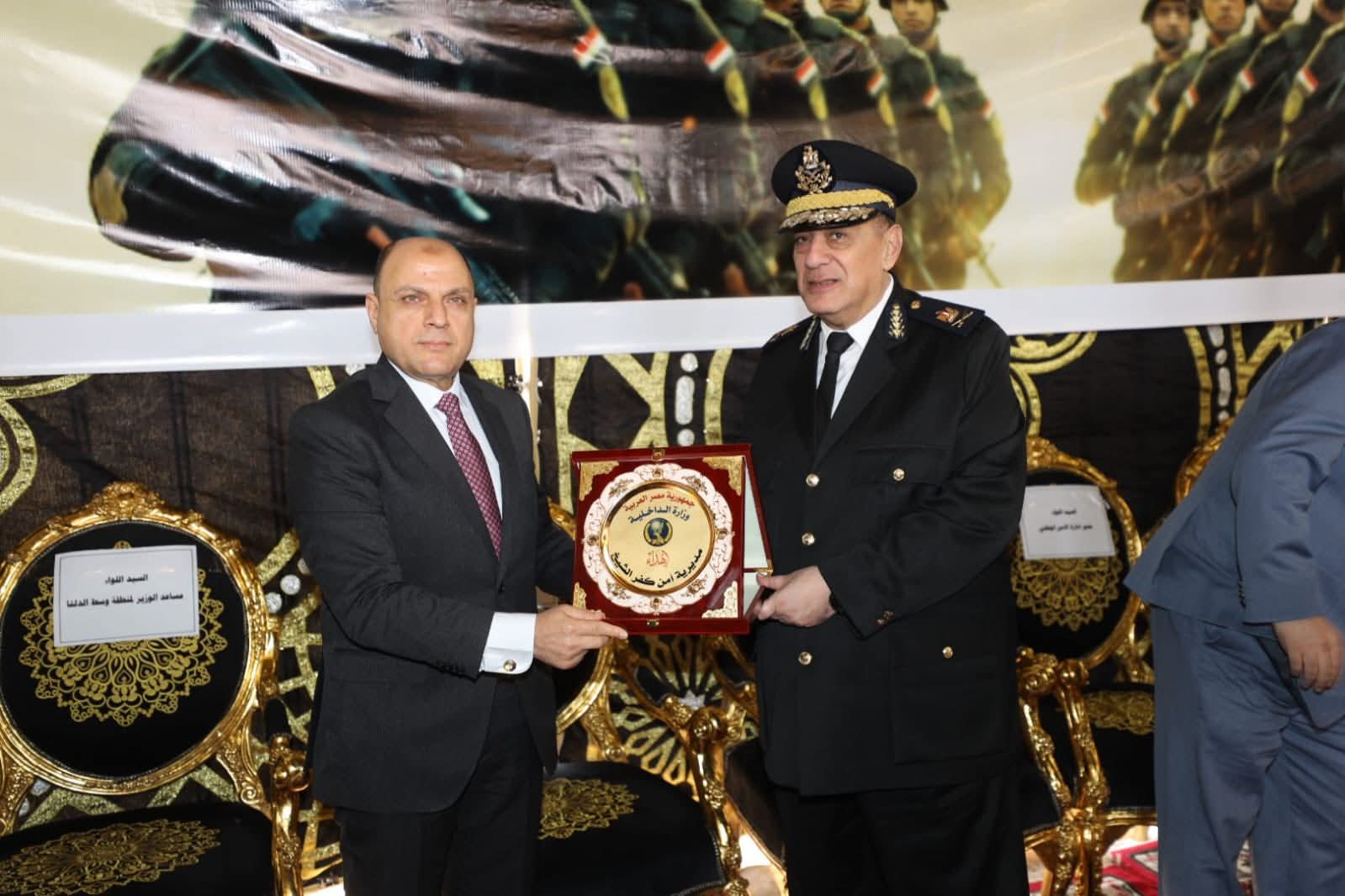 «رسالة تقدير وعرفان» محافظ كفرالشيخ يكرم رجال الشرطة بتبادل الدروع التذكارية في احتفالات الذكرى الـ 74 لعيدهم