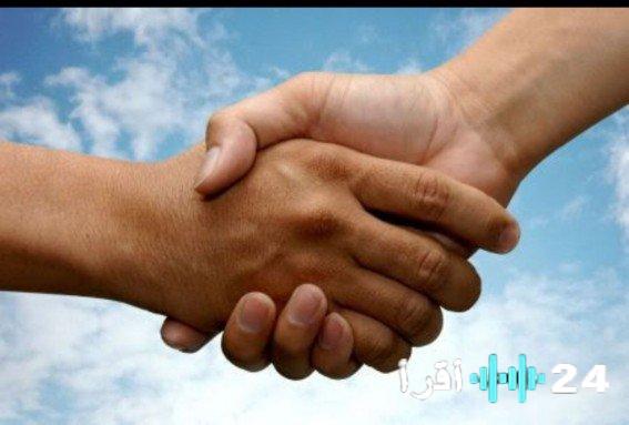 «حكم المصافحة بين المصلين، توضيحات هامة من الإفتاء المصرية»