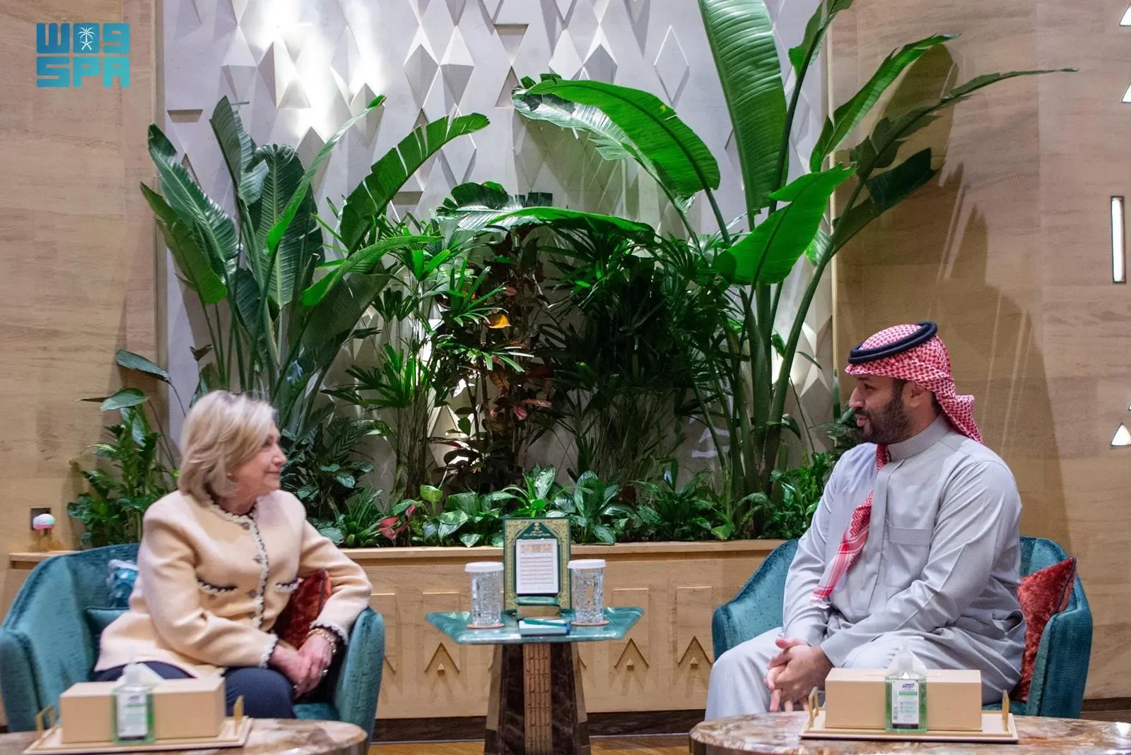 ولي العهد يستقبل وزيرة خارجية أمريكية بارزة سابقة