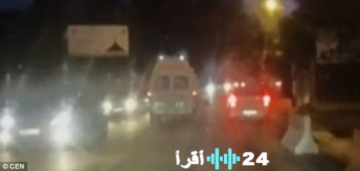 «مشهد صادم» مريضة تسقط من سيارة إسعاف على طريق سريع مزدحم