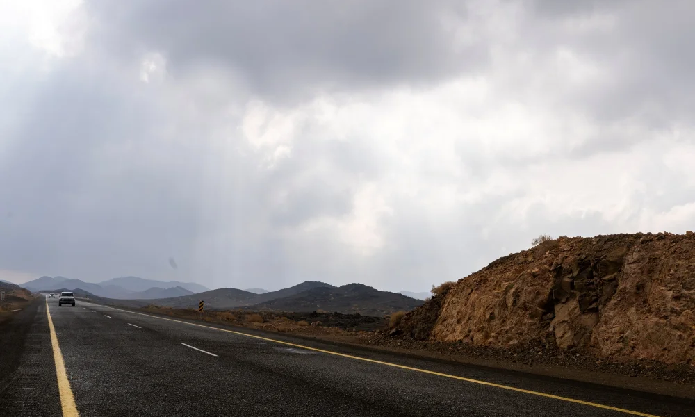 عواصف وأمطار غزيرة تهدد الرياض ومناطق السعودية بالسيول