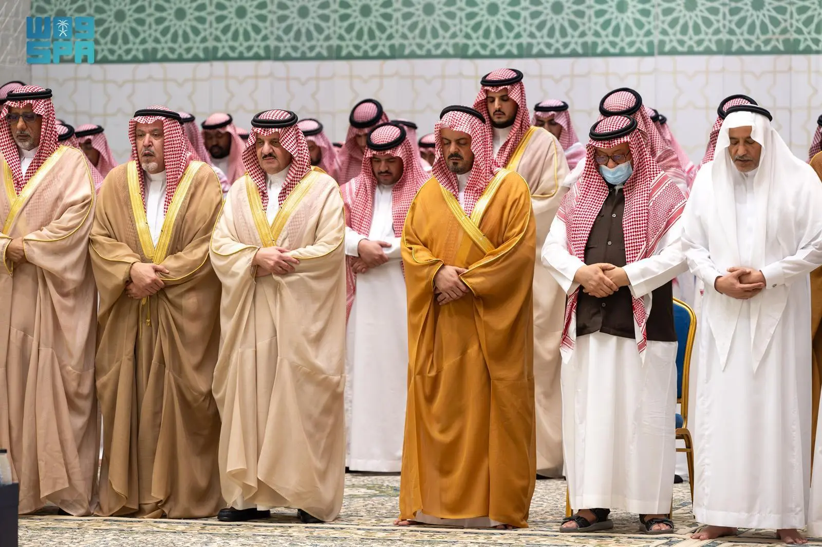 <p><strong>نائب أمير مكة المكرمة يتصدر صلاة الجنازة على الأمير فيصل بن تركي</strong></p>