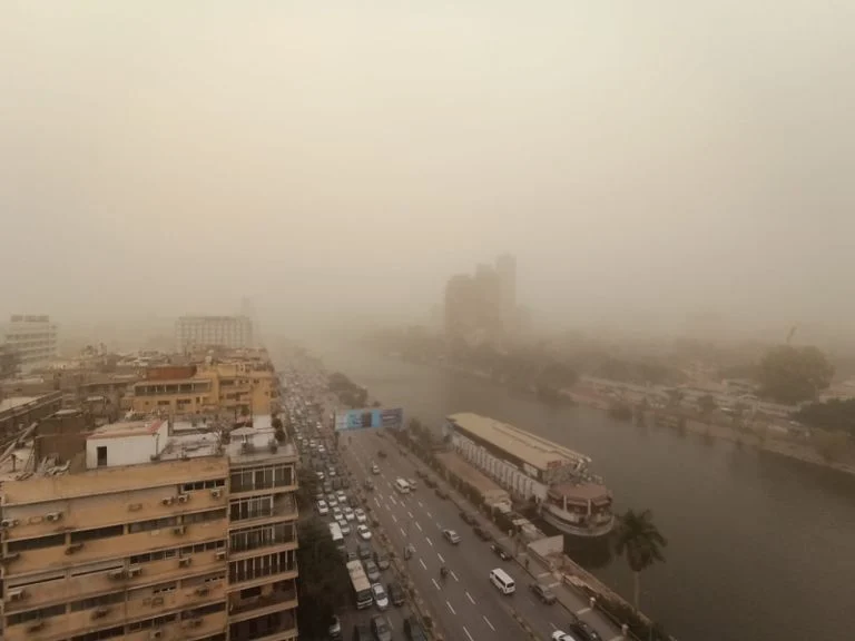 الأرصاد الجوية تحذر من أتربة مثارة تؤدي لانخفاض الرؤية خلال الساعات القادمة