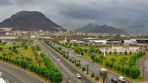 نشاط الرياح وانتشار الغبار في عدة مناطق بالسعودية اليوم