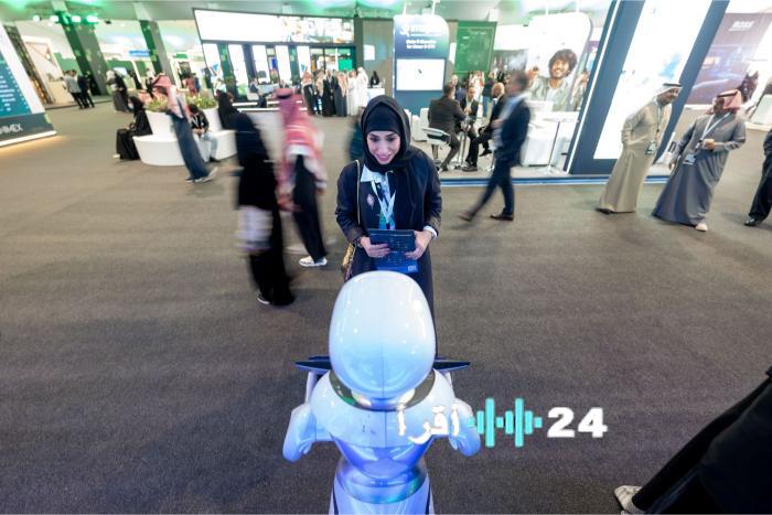 مذيع الذكاء الاصطناعي يباغت الحضور بطرح استثنائي في المنتدى السعودي للإعلام 2026