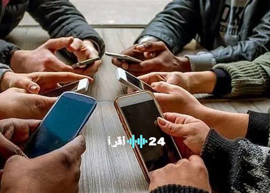 الهواتف الذكية تفاقم العزلة الأسرية وتخلف تداعيات اجتماعية عميقة