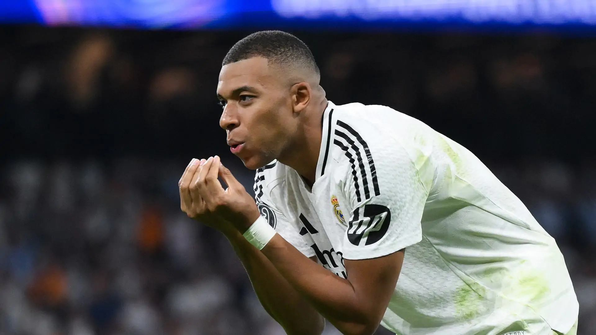 «سيطرة ملكية» ريال مدريد يفرض هيمنته على موناكو بثنائية في الشوط الأول