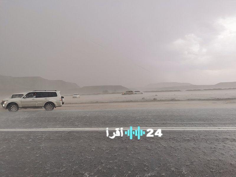 تبوك تحت وطأة الأمطار.. وتوقعات باستمرار الهطول حتى مساء اليوم