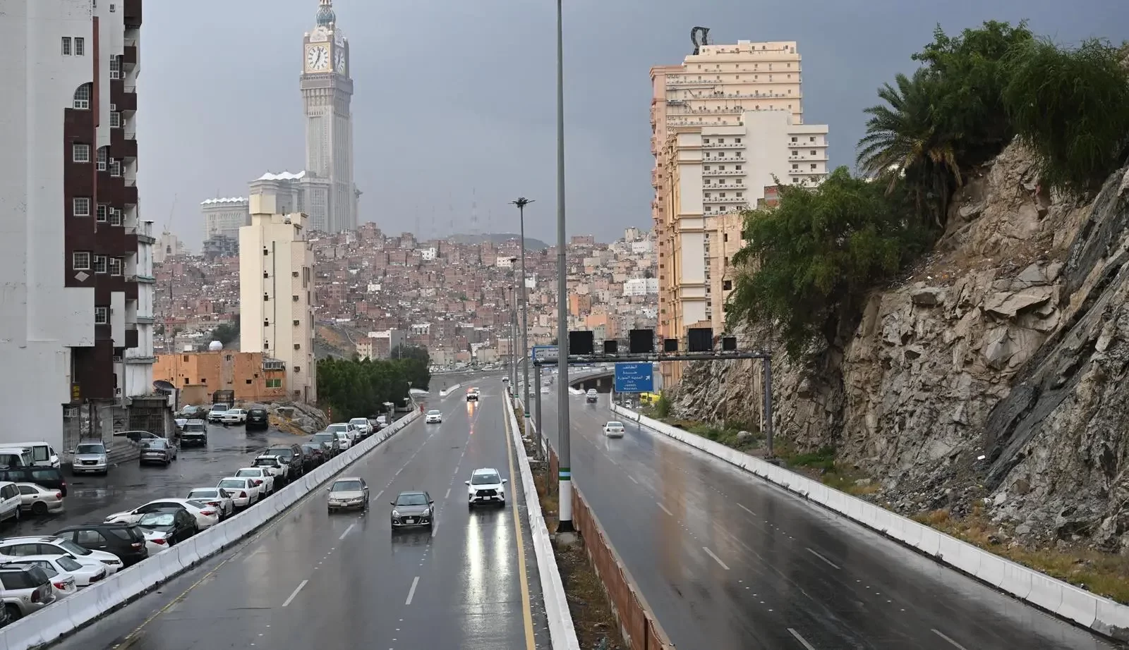 أمانة مكة المكرمة ترفع جاهزيتها القصوى تحسبًا للأمطار المتوقعة