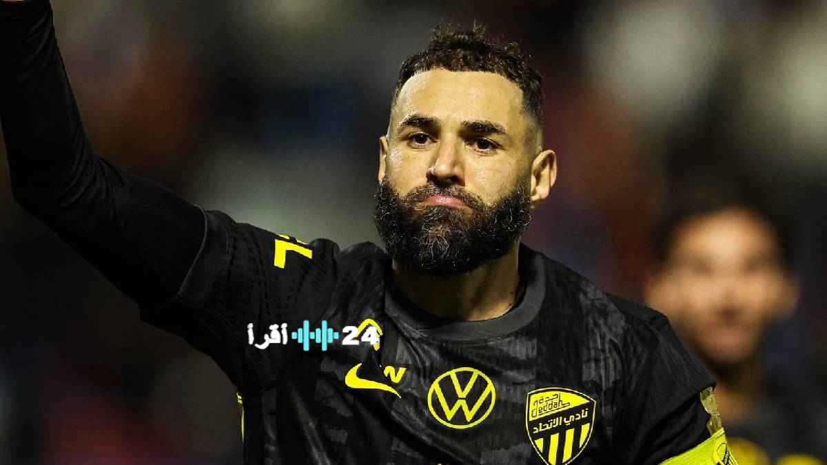صدمة الفلاش تدفع بنزيما لرد فعل مفاجئ أمام مصور الاتحاد والقادسية