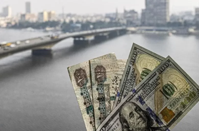 «عين السوق على الأخضر» بعد تحركات مفاجئة.. ما الذي ينتظر سعر الدولار أمام الجنيه في تعاملات 7 يناير 2026