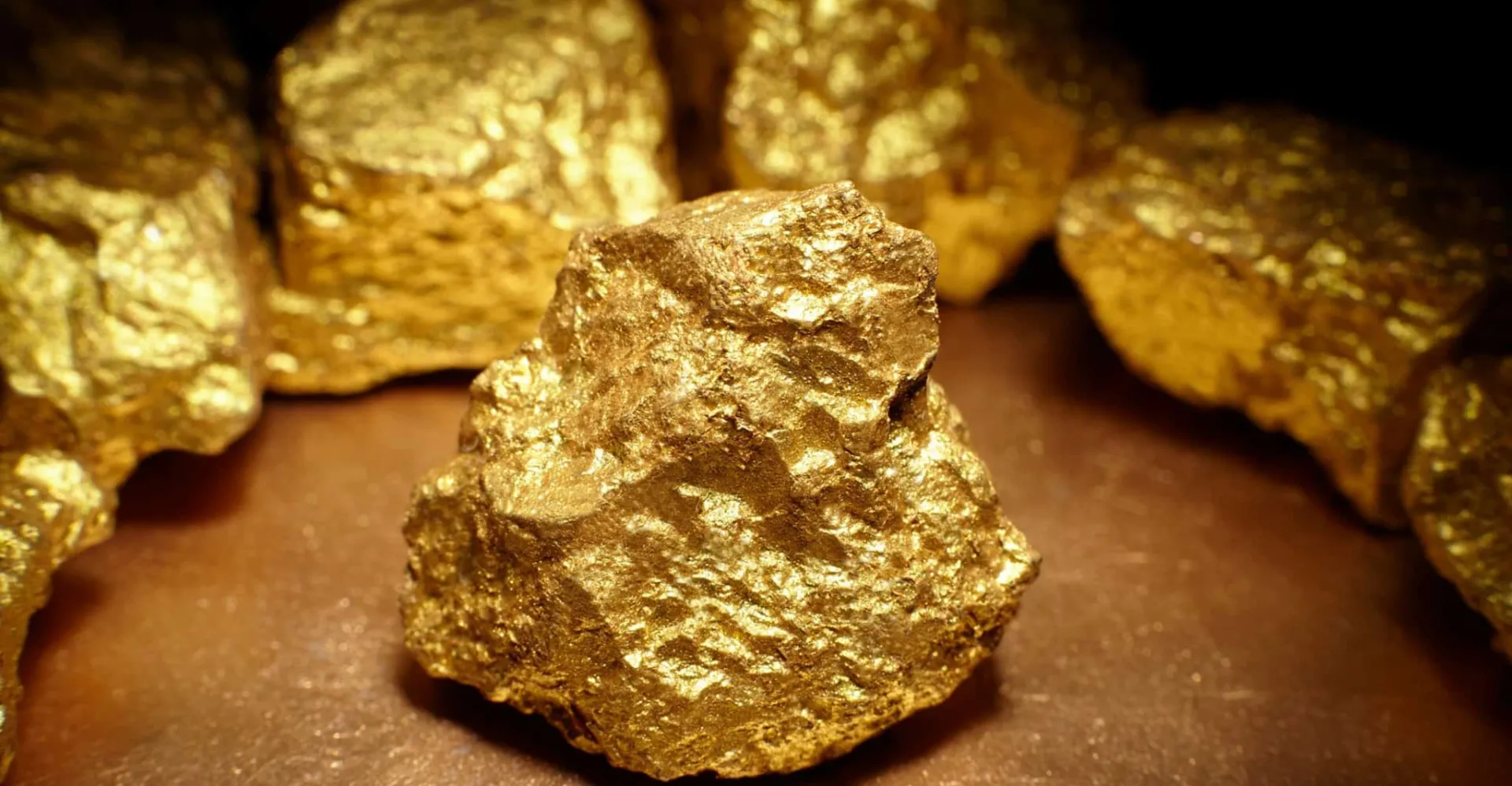 «ملاذ الأزمات يكسر الحواجز!» الذهب يحلق فوق 4800 دولار مسجلاً قفزة تاريخية وسط توترات واشنطن وبروكسل المحتدمة