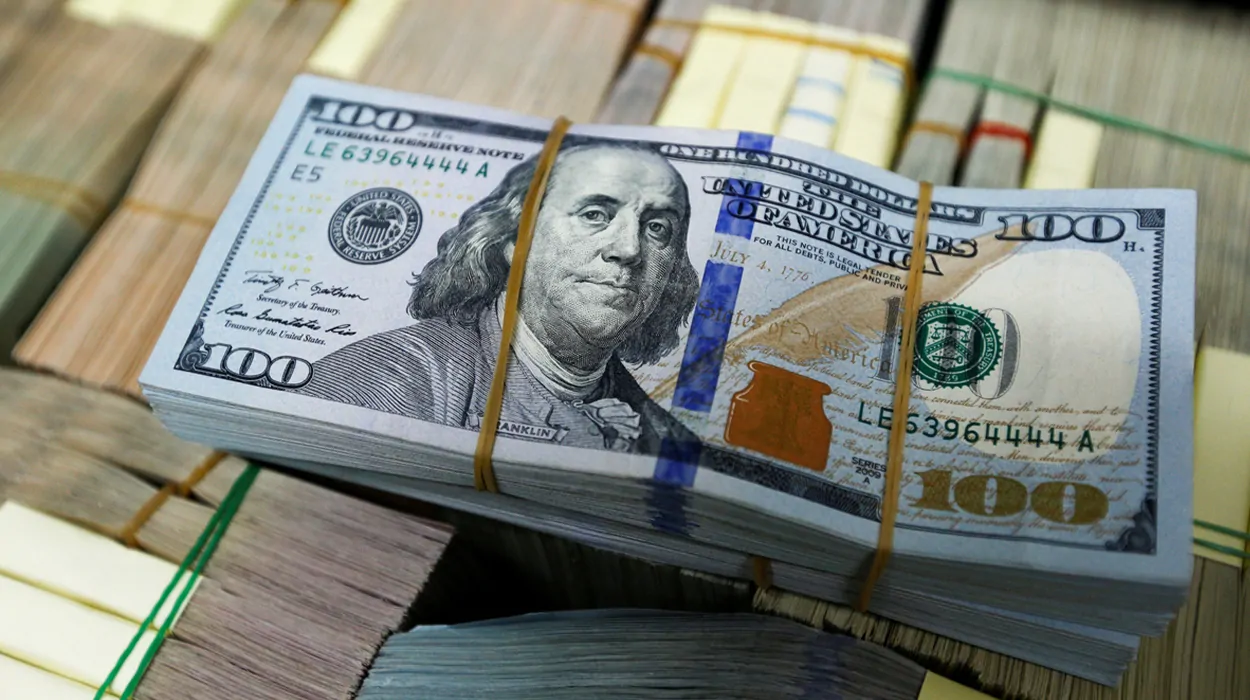 سعر الدولار أمام الجنيه المصري في 18 يناير وتوقعات لتغيرات في أسعار العملات خلال منتصف التعاملات