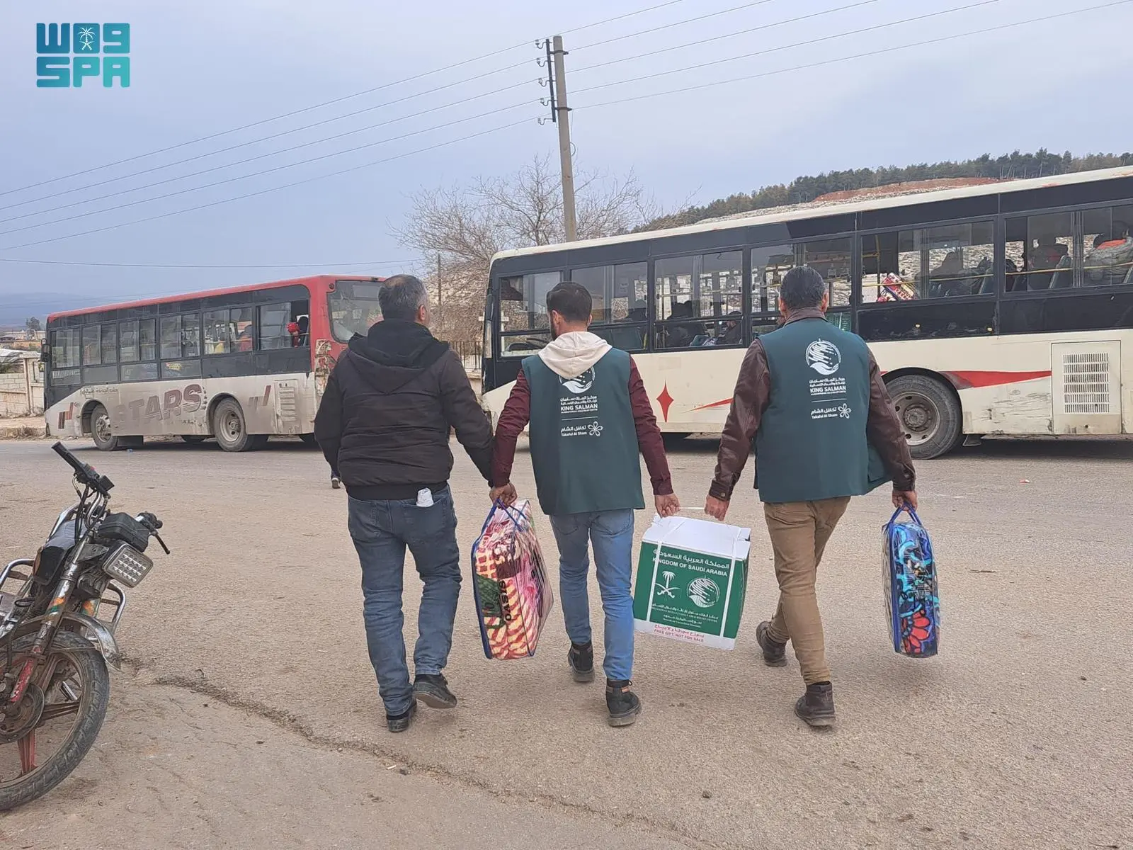 سلمان للإغاثة تقدم سلالاً غذائية حيوية لـ 400 أسرة نازحة في حلب
