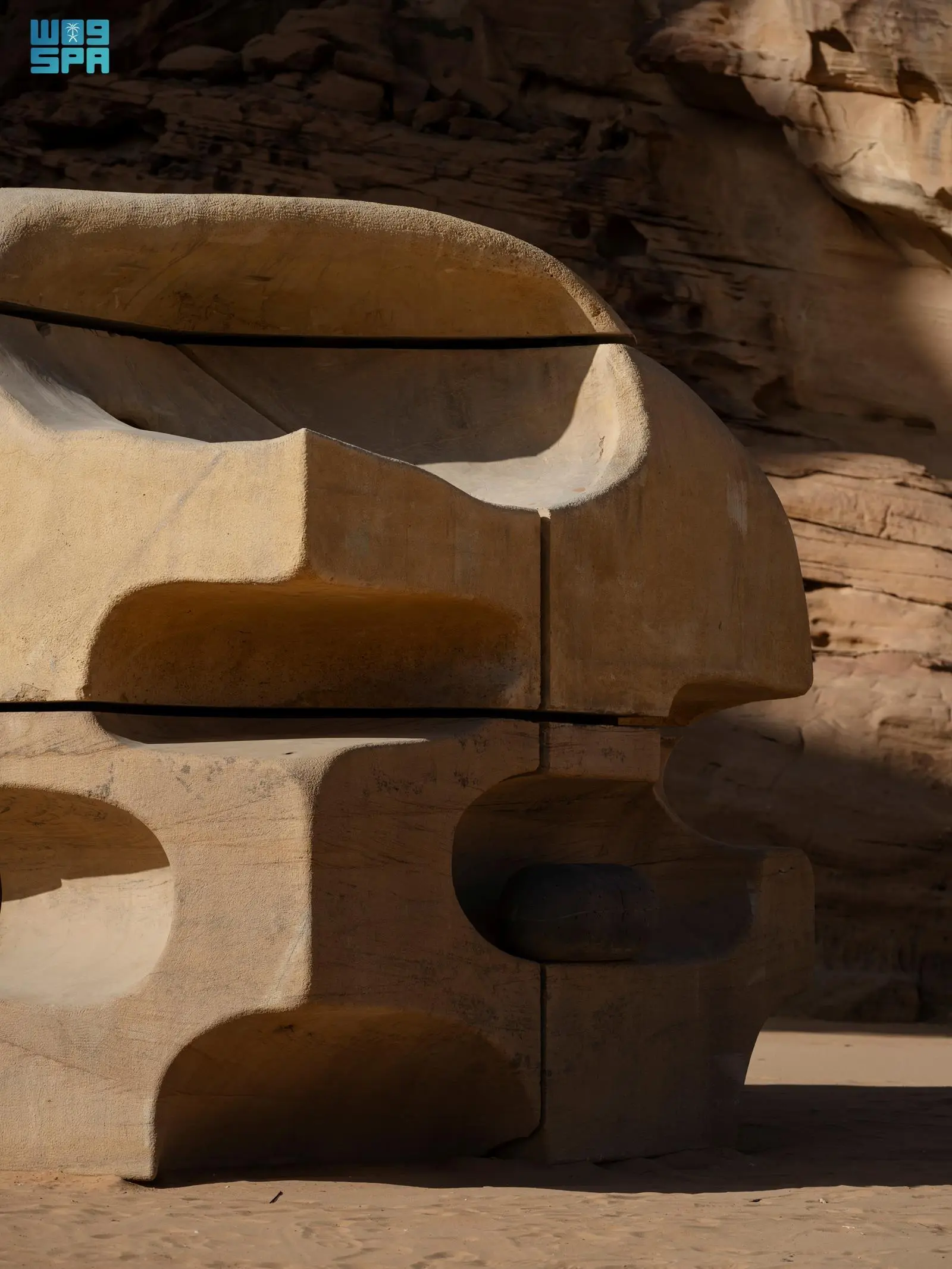 العلا تكشف عن تحول صحرائها إلى فضاء فني عالمي يتناغم مع تضاريسها الطبيعية الفريدة