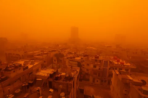 عاصفة رملية تضرب شرق القاهرة وتؤثر سلبًا على مستوى الرؤية