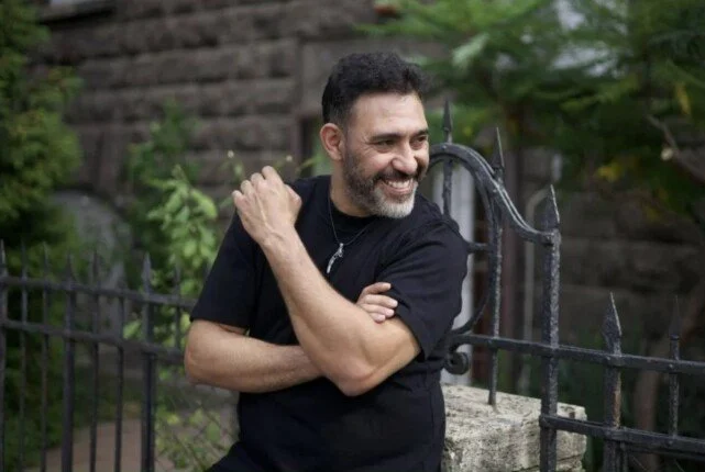 عمرو مصطفى يزيح الستار عن كواليس صراعاته ويكشف سر التحول المفاجئ للغناء في حوار صاحبة السعادة