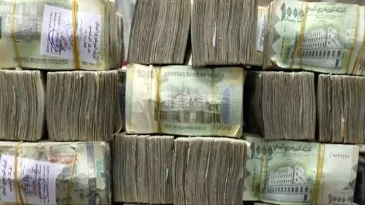 «تباين أسعار الدولار في اليمن… الفوارق تشتعل بين صنعاء وعدن اليوم»