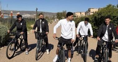 إليك بعض الخيارات الصحفية الاحترافية المناسبة لاقتراحات جوجلمنتخب مصر يجدد طاقته بجولة دراجات قبل تحدي ربع النهائي الحاسمالفراعنة يدفعون ضغوط ربع النهائي بعيدًا بجولة دراجات جماعيةمنتخب مصر يسترخي بالدراجات وينفض التوتر قبل موقعة ربع النهائيجولة دراجات استثنائية لمنتخب مصر لتعزيز الروح المعنوية قبل ربع النهائيمنتخب مصر يعزز معنوياته بجولة دراجات ذكية قبل ربع النهائي