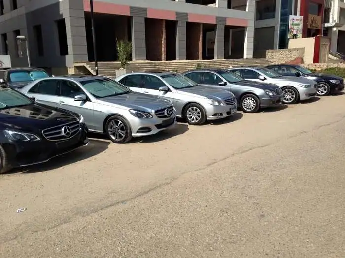 «أزمة معارض السيارات تتفاقم» مطالبات بضرورة تقنين أوضاع أصحاب الرخص وتأجيل قرارات النقل.