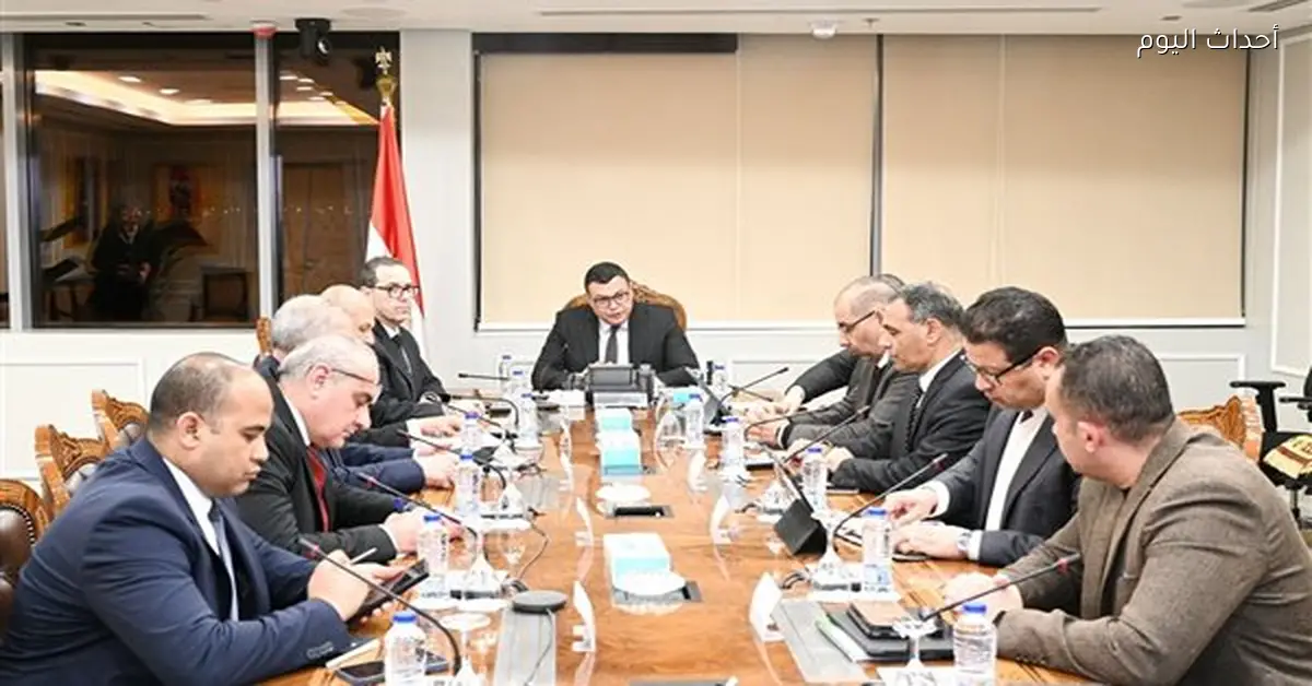 «استراتيجية جديدة للتعاون» وزير الإسكان يبحث آفاق الشراكة مع وفد شركة سانت غوبان الفرنسية