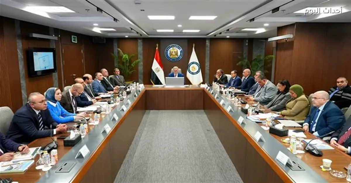 «خطوة استراتيجية جديدة» وزير البترول يعتمد الموازنات الاستثمارية لشركتي السويس والنصر