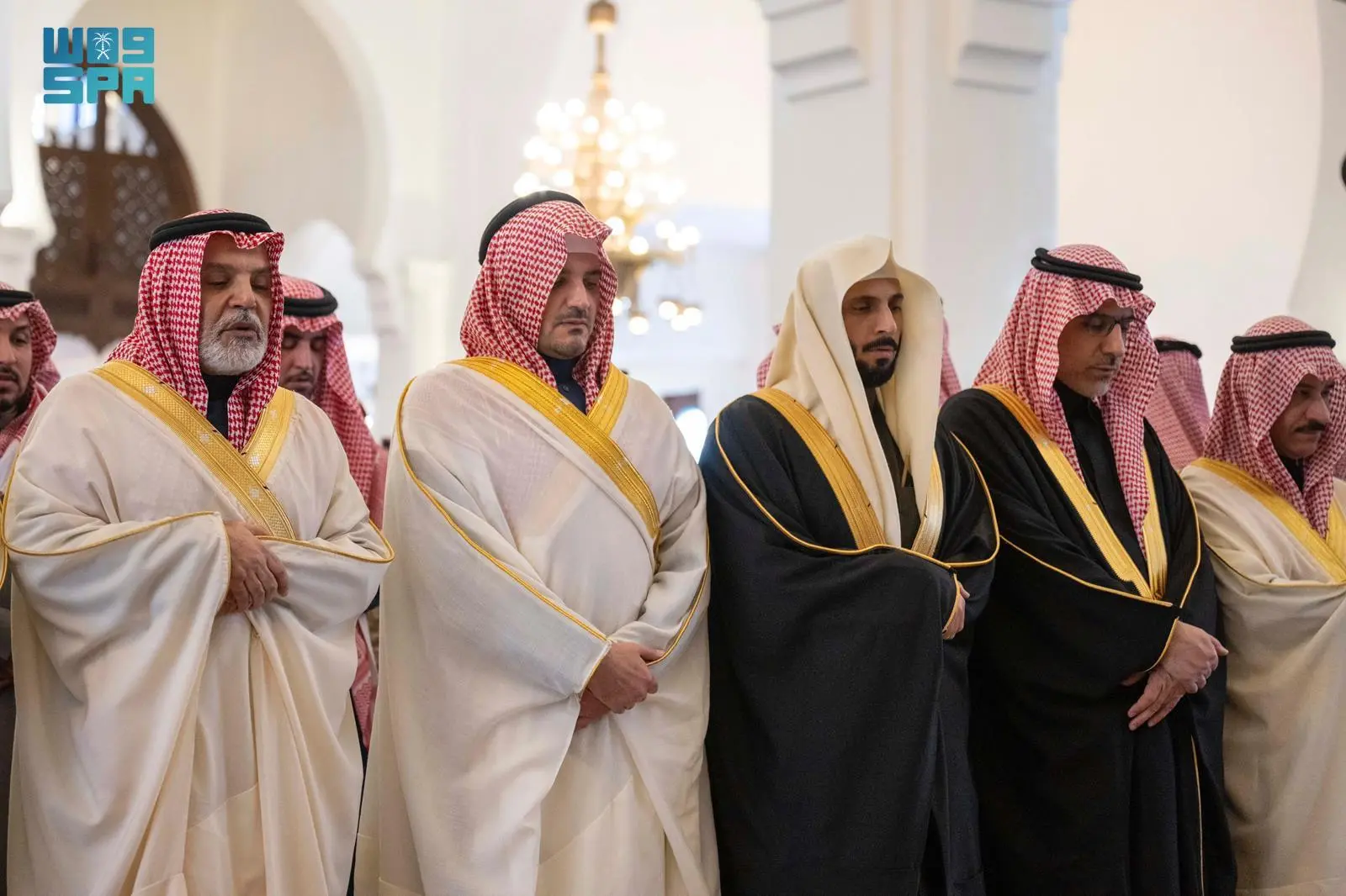 الأمير عبدالعزيز بن سعود يؤم المصلين في صلاة الجنازة على الفريق أول سعيد بن عبدالله القحطاني