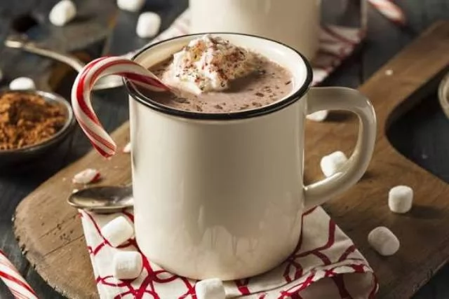 «سر الدفء المثالي في كل رشفة.» الهوت شوكليت: دليل إعداد المشروب الشتوي الأصيل بخطوات احترافية