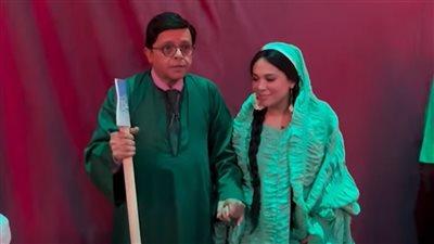 رحمة أحمد تطل بالجلباب الفلاحي إلى جانب الأسطورة محمد هنيدي من كواليس مسرحية تاجر السعادة